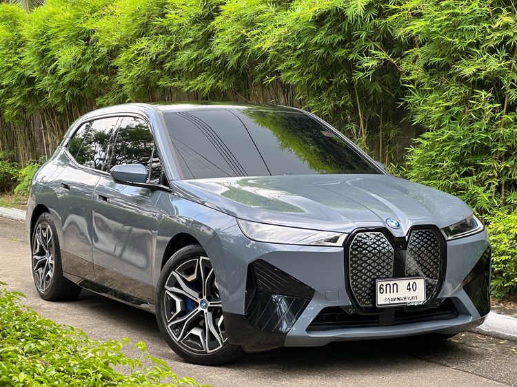 รถ BMW iX xDrive40 สี เทา