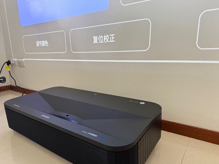 Epson EH-LS800B โปรเจคเตอร์ทีวีเลเซอร์ 4K ระยะสั้นพิเศษ มือสอง TV