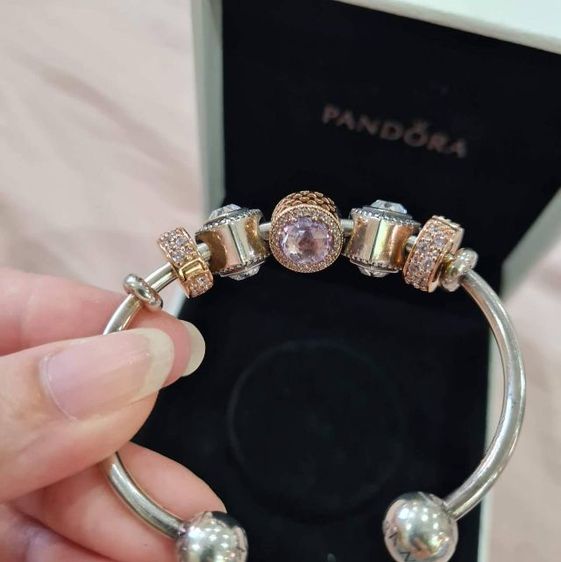 กำไลข้อมือ Pandora พร้อมกล่อง charm สวยมากวิ๊งวิบวับ