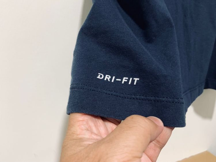 เสื้อกีฬา NIKE แท้ 💯 size M ขนาด อก 21 ยาว 27 นิ้ว สภาพใหม่มาก สีกรม ลายสวย หายากน่าสะสมครับ รูปที่ 7