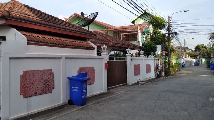 บ้านเดี่ยว2ชั้น 87ตรว. 5ห้องนอน 4ห้องน้ำ จอดรถ4คัน 1ห้องแม่บ้าน จากถนนแจ้งวัฒนะเพียง100ม. ปากซอยเป็นสถานีรถไฟฟ้าศรีรัช ทางด่วน แวดล้อมด้วยโรงเรียน โรงพยาบาล ศูนย์แสดงสินค้าอิมแพ็คเมืองทองธานี 9ล้านรวมค่าโอน-นายหน้า3เปอร์เซนต์ รูปที่ 2