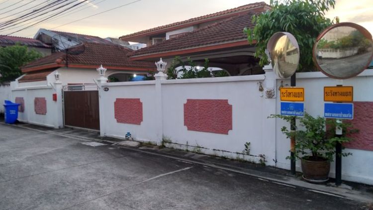 บ้านเดี่ยว2ชั้น 87ตรว. 5ห้องนอน 4ห้องน้ำ จอดรถ4คัน 1ห้องแม่บ้าน จากถนนแจ้งวัฒนะเพียง100ม. ปากซอยเป็นสถานีรถไฟฟ้าศรีรัช ทางด่วน แวดล้อมด้วยโรงเรียน โรงพยาบาล ศูนย์แสดงสินค้าอิมแพ็คเมืองทองธานี 9ล้านรวมค่าโอน-นายหน้า3เปอร์เซนต์ รูปที่ 3