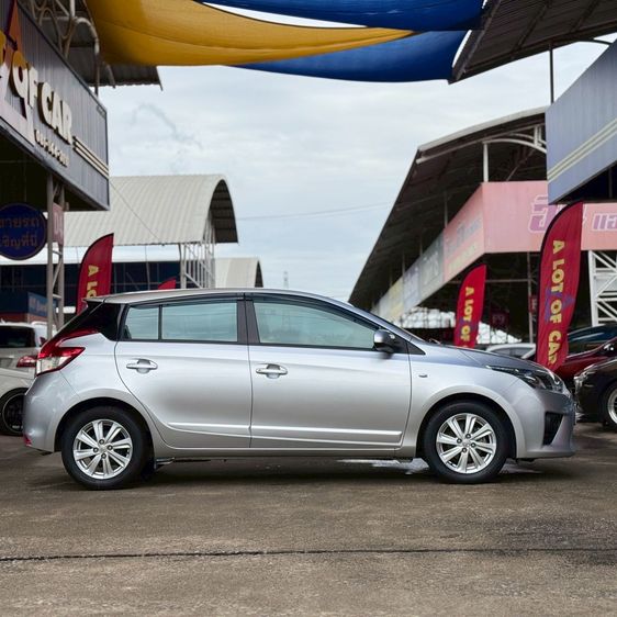 Toyota Yaris 2017 1.2 E Sedan เบนซิน ไม่ติดแก๊ส เกียร์อัตโนมัติ บรอนซ์เงิน รูปที่ 2