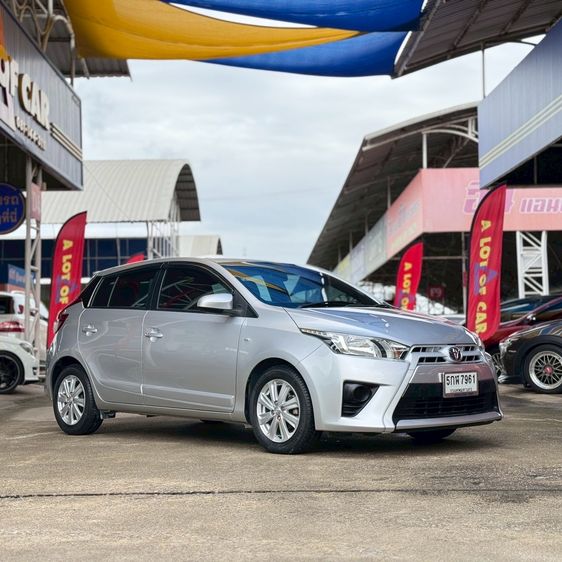 รถ Toyota Yaris 1.2 E สี บรอนซ์เงิน