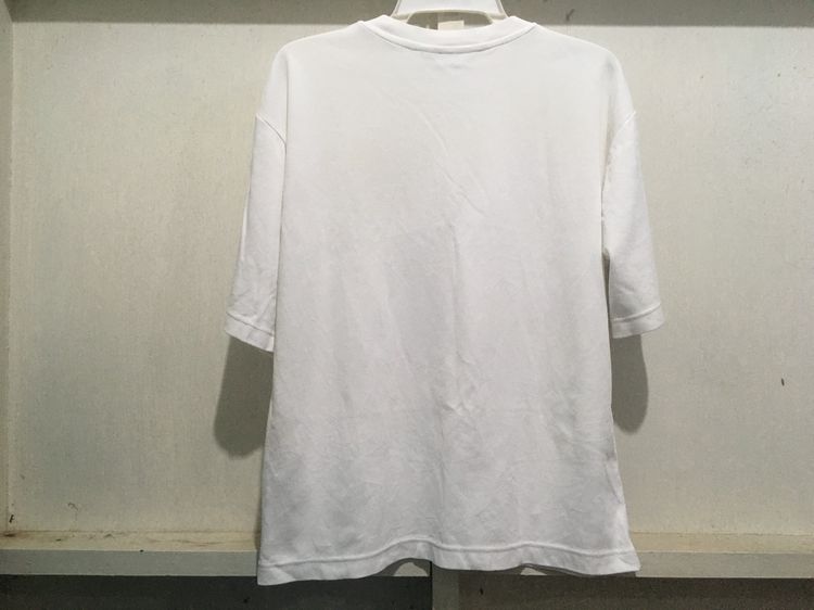 เสื้อยืด U  แบรนด์ UNIQLO สีขาว รูปที่ 2