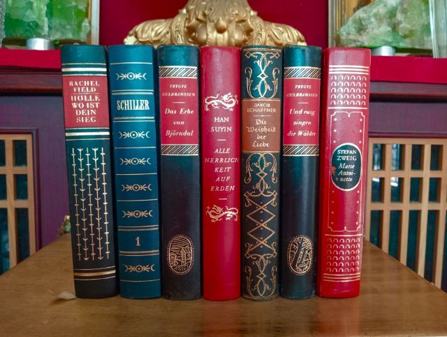 หนังสือพจนานุกรมภาคภาษาอังกฤษปกหนังเก่าโบราณสภาพเยี่ยม รูปที่ 16