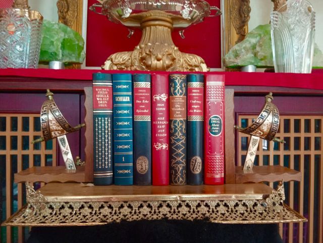 หนังสือพจนานุกรมภาคภาษาอังกฤษปกหนังเก่าโบราณสภาพเยี่ยม รูปที่ 17