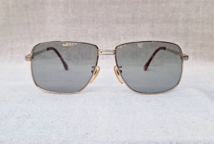 แว่นตาอิตาเลียนทองคำแท้–หุ้ม12KGF CASADEI โครงสร้างภายในไทเทเนียมบริสุทธิ์ เลนส์กระจกคริสตัลสีเทาท้องฟ้า–สว่าง...Authentic Vintage CASADEI 12KGF Handcrafted in Japan
 รูปที่ 2