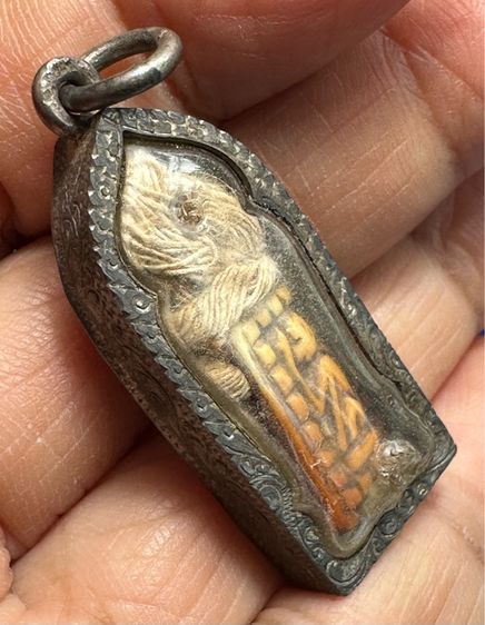 🙏ลิงเครื่องรางของขลัง เก่า เลี่ยมเงิน ไม่ทราบคณาจารย์ รูปที่ 4