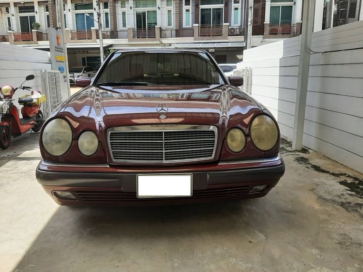 รถ Mercedes-Benz E-Class E280 สี แดง