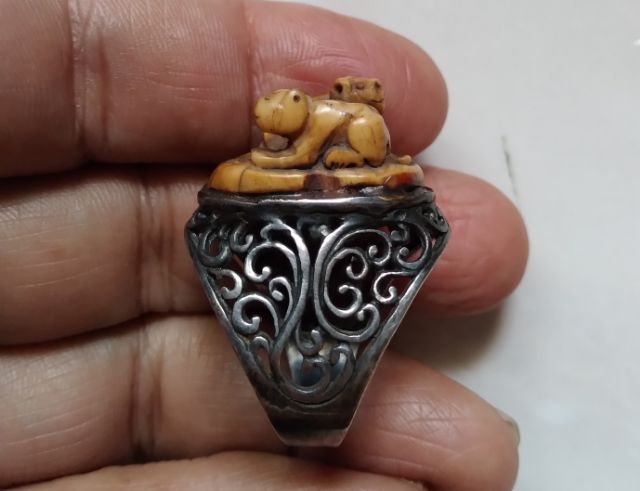 แหวนเงินเก่าเขี้ยวแกะเสือสองตัว