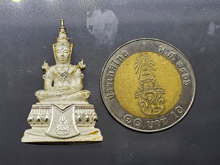 พระพุทธมหามณีรัตนปฏิมากร (พระแก้วมรกต) จำลอง ทรงเครื่องฤดูร้อน เนื้อเงิน ฉลองสิริราชสมบัติ ครบ 60 ปี ในหลวง รัชกาลที่9 พ.ศ.2550 รูปที่ 7