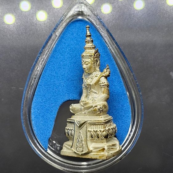 พระพุทธมหามณีรัตนปฏิมากร (พระแก้วมรกต) จำลอง ทรงเครื่องฤดูร้อน เนื้อเงิน ฉลองสิริราชสมบัติ ครบ 60 ปี ในหลวง รัชกาลที่9 พ.ศ.2550 รูปที่ 5