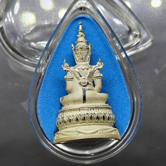 พระพุทธมหามณีรัตนปฏิมากร (พระแก้วมรกต) จำลอง ทรงเครื่องฤดูร้อน เนื้อเงิน ฉลองสิริราชสมบัติ ครบ 60 ปี ในหลวง รัชกาลที่9 พ.ศ.2550 รูปที่ 4