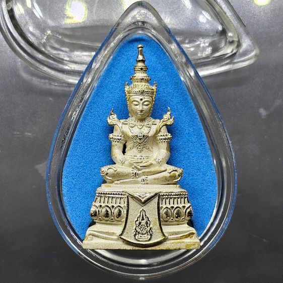 พระพุทธมหามณีรัตนปฏิมากร (พระแก้วมรกต) จำลอง ทรงเครื่องฤดูร้อน เนื้อเงิน ฉลองสิริราชสมบัติ ครบ 60 ปี ในหลวง รัชกาลที่9 พ.ศ.2550 รูปที่ 3