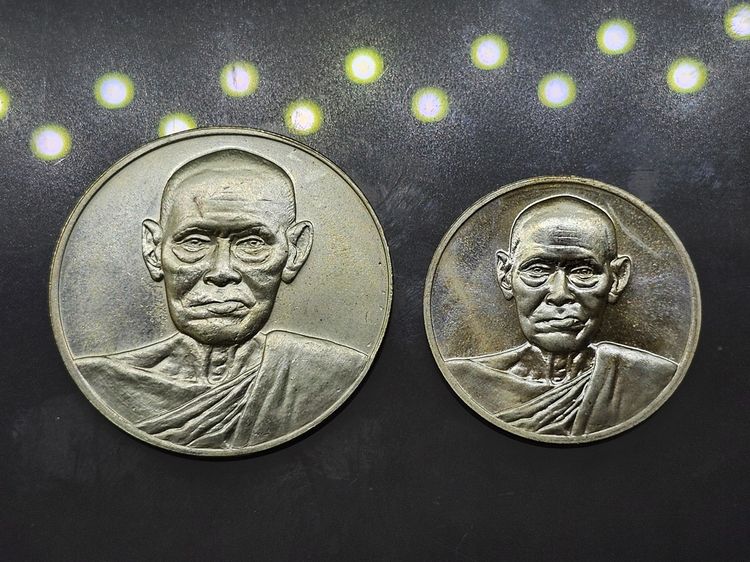 เหรียญสมเด็จพระพุฒาจารย์ (โต พรหมรังสี) รุ่นอนุสรณ์ 122 ปี เนื้อเงิน พิมพ์ใหญ่ - พิมพ์เล็ก วัดระฆังโฆสิตาราม ปี 2537 พร้อมตลับเดิม รูปที่ 2