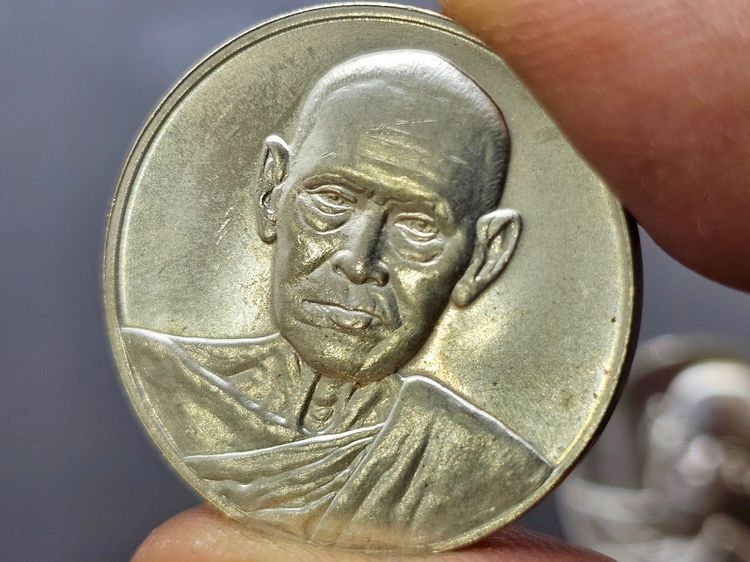 เหรียญสมเด็จพระพุฒาจารย์ (โต พรหมรังสี) รุ่นอนุสรณ์ 122 ปี เนื้อเงิน พิมพ์ใหญ่ - พิมพ์เล็ก วัดระฆังโฆสิตาราม ปี 2537 พร้อมตลับเดิม รูปที่ 3