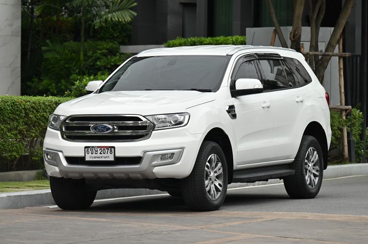 รถ Ford Everest 2.2 Titanium สี ขาว