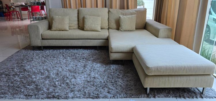 ขายถูก โซฟาสวย 4 ที่นั่ง สภาพดีพร้อมพรมขนนุ่ม รูปที่ 2