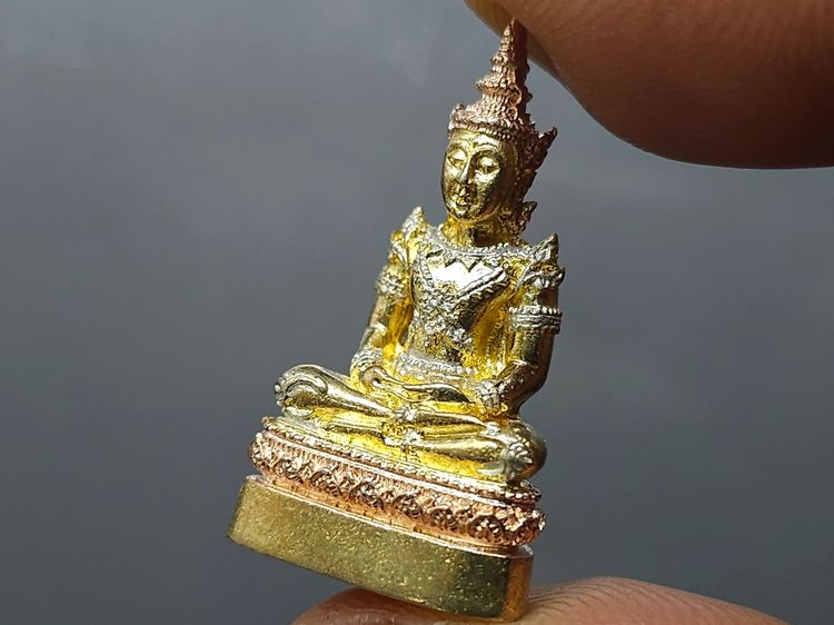 พระพุทธมหามณีรัตนปฏิมากร "พระแก้วมรกต ทรงเครื่องฤดูร้อน เนื้อเนื้อเงินสามกษัตริย์ วัดพระศรีรัตนศาสดาราม พ.ศ.2538 ตลับเดิม รูปที่ 4