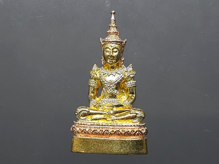 พระพุทธมหามณีรัตนปฏิมากร "พระแก้วมรกต ทรงเครื่องฤดูร้อน เนื้อเนื้อเงินสามกษัตริย์ วัดพระศรีรัตนศาสดาราม พ.ศ.2538 ตลับเดิม รูปที่ 2