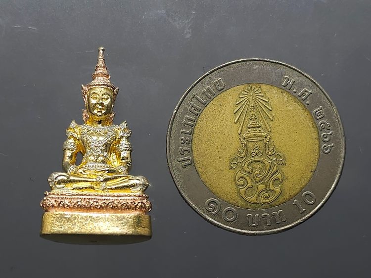 พระพุทธมหามณีรัตนปฏิมากร "พระแก้วมรกต ทรงเครื่องฤดูร้อน เนื้อเนื้อเงินสามกษัตริย์ วัดพระศรีรัตนศาสดาราม พ.ศ.2538 ตลับเดิม รูปที่ 7