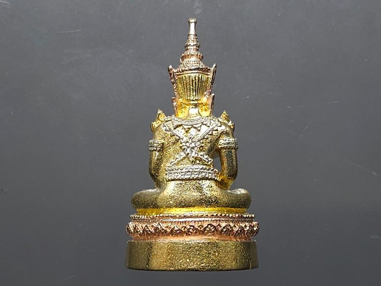 พระพุทธมหามณีรัตนปฏิมากร "พระแก้วมรกต ทรงเครื่องฤดูร้อน เนื้อเนื้อเงินสามกษัตริย์ วัดพระศรีรัตนศาสดาราม พ.ศ.2538 ตลับเดิม รูปที่ 3
