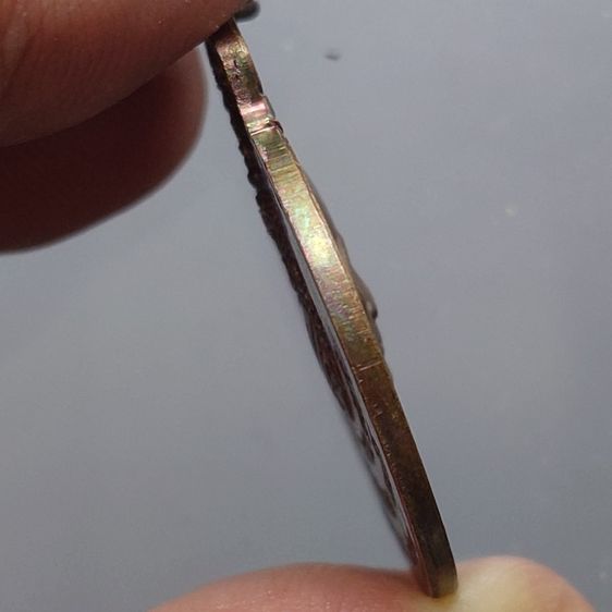 หลวงพ่อเกษม เขมโก รุ่นลายเซ็นต์ หลัง พระปรมาภิไธย ภปร.เนื้อทองแดง ทรงน้ำเต้า อนุสรณ์ครบรอบ ๗๕ ปี หลวงพ่อเกษม สำนักสุสานไตรลักษณ์ จ.ลำปาง ปี2 รูปที่ 3