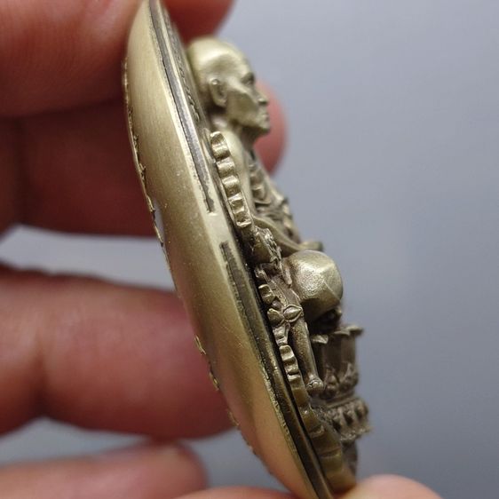 เหรียญหลวงพ่อทวดนั่งพาน รุ่น1 พิมพ์รูปไข่ เนื้ออัลปาก้า พุทธอุทยานมหาราช วัดวชิรธรรมาราม ปี2556 พร้อมกล่องเดิม รูปที่ 5