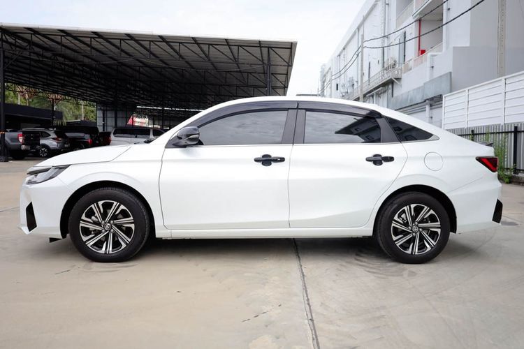 Toyota Yaris ATIV 2023 1.2 Premium Luxury Sedan เบนซิน ไม่ติดแก๊ส เกียร์อัตโนมัติ ขาว รูปที่ 4