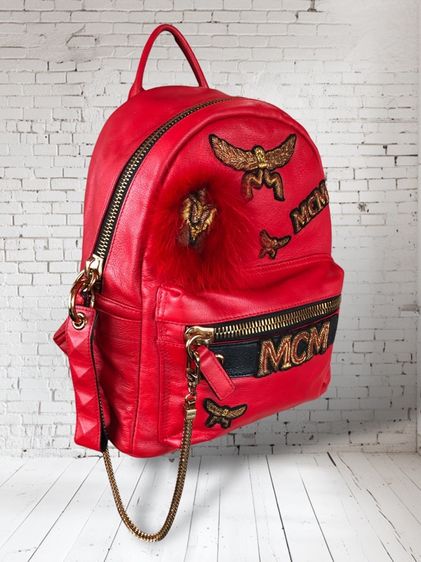 กระเป๋าเป้หนัง MCM Small Stark Insignia ตกแต่งด้วยขนสุนัขจิ้งจอกแท้ รับประกันของแท้200💯