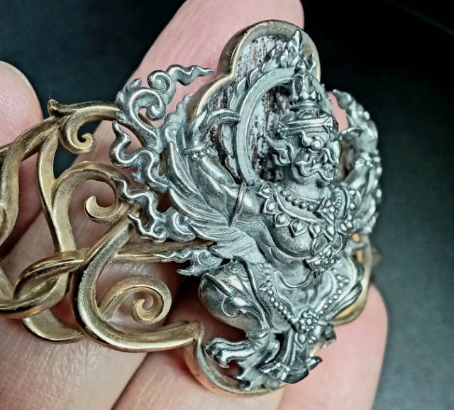 กำไลครุฑ ราชาวายุ ผลงาน รศ.ดร.สุวัฒน์ แสนขัติยรัตน์ โลหะครุฑเงิน ตัวกำไลบรอนซ์ มีลายเซ็นต์ศิลปินกำกับ รูปที่ 16