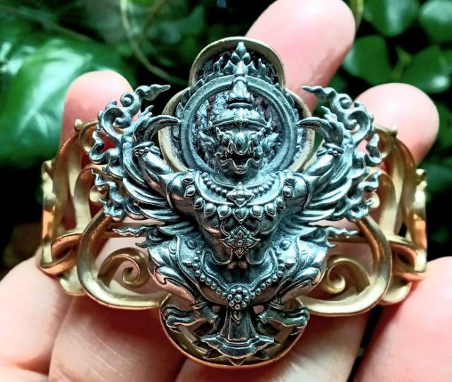 กำไลครุฑ ราชาวายุ ผลงาน รศ.ดร.สุวัฒน์ แสนขัติยรัตน์ โลหะครุฑเงิน ตัวกำไลบรอนซ์ มีลายเซ็นต์ศิลปินกำกับ รูปที่ 10