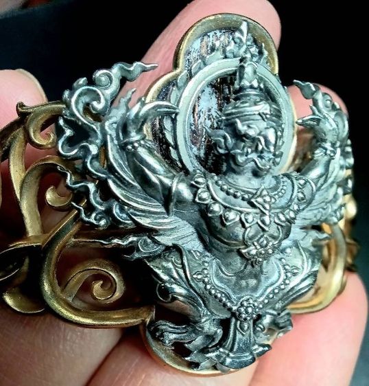 กำไลครุฑ ราชาวายุ ผลงาน รศ.ดร.สุวัฒน์ แสนขัติยรัตน์ โลหะครุฑเงิน ตัวกำไลบรอนซ์ มีลายเซ็นต์ศิลปินกำกับ รูปที่ 17