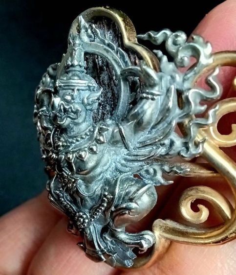 กำไลครุฑ ราชาวายุ ผลงาน รศ.ดร.สุวัฒน์ แสนขัติยรัตน์ โลหะครุฑเงิน ตัวกำไลบรอนซ์ มีลายเซ็นต์ศิลปินกำกับ รูปที่ 18