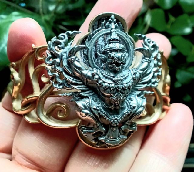 กำไลครุฑ ราชาวายุ ผลงาน รศ.ดร.สุวัฒน์ แสนขัติยรัตน์ โลหะครุฑเงิน ตัวกำไลบรอนซ์ มีลายเซ็นต์ศิลปินกำกับ รูปที่ 3