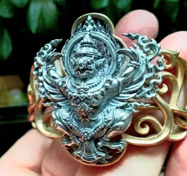 กำไลครุฑ ราชาวายุ ผลงาน รศ.ดร.สุวัฒน์ แสนขัติยรัตน์ โลหะครุฑเงิน ตัวกำไลบรอนซ์ มีลายเซ็นต์ศิลปินกำกับ รูปที่ 13