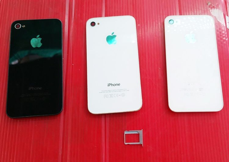 ฝาหลัง iPhone 4 จำนวน 3 อัน พร้อมที่ใส่ซิม