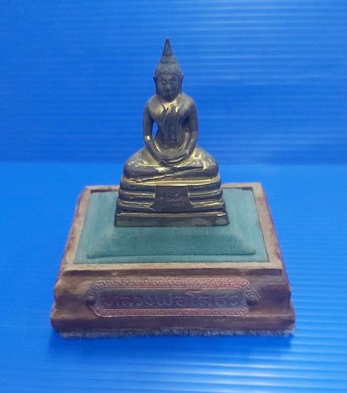 พระบูชาหน้ารถ หลวงพ่อโสธร ปี 2509 เดือยเดียวฐานไม้เดิมๆครับ ขนาดองค์พระ หน้าตัก  1.5  สภาพยังคงเดิม  ให้บูชา 3,900   รับประกันพระเเท้   