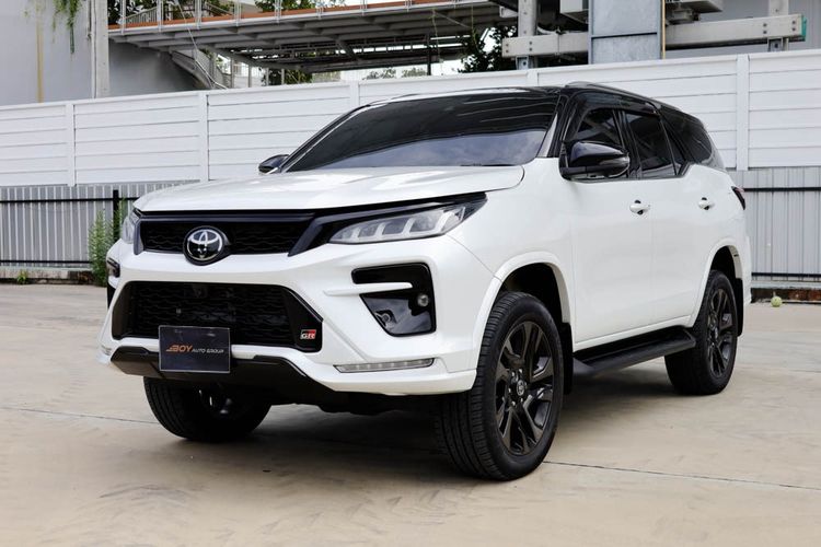 รถ Toyota Fortuner 2.8 GR Sport 4WD สี ขาว