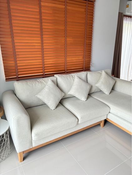 เนื้อ ผ้า 3 ที่นั่ง โซฟาสไตล์มินิมอล สีครีม ตัวแอล แบรนด์ไทย (แถมปลอกหมอนน่ารัก)