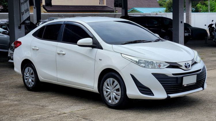 Toyota Yaris ATIV 2017 1.2 J Sedan เบนซิน ไม่ติดแก๊ส เกียร์อัตโนมัติ ขาว รูปที่ 3