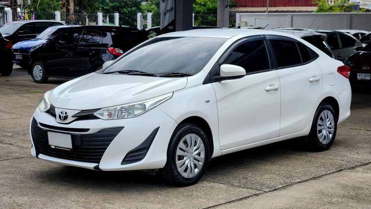 Toyota Yaris ATIV 2017 1.2 J Sedan เบนซิน ไม่ติดแก๊ส เกียร์อัตโนมัติ ขาว