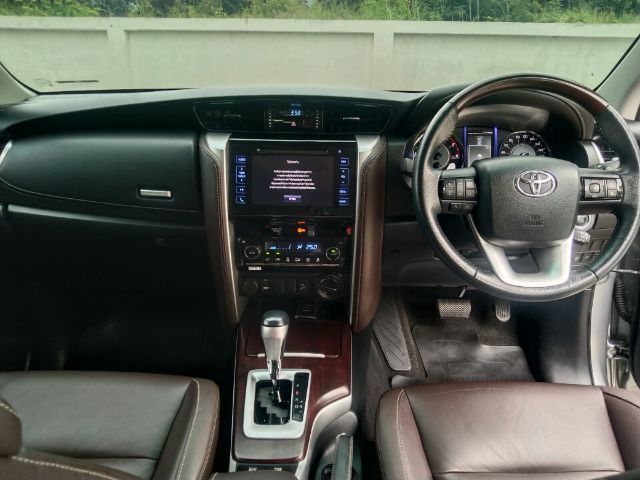 Toyota Fortuner 2018 2.4 V 4WD ดีเซล เกียร์อัตโนมัติ เทา รูปที่ 4
