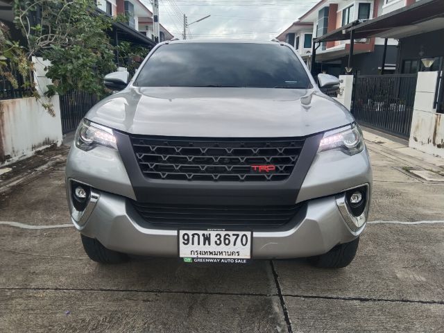 รถ Toyota Fortuner 2.4 V 4WD สี เทา