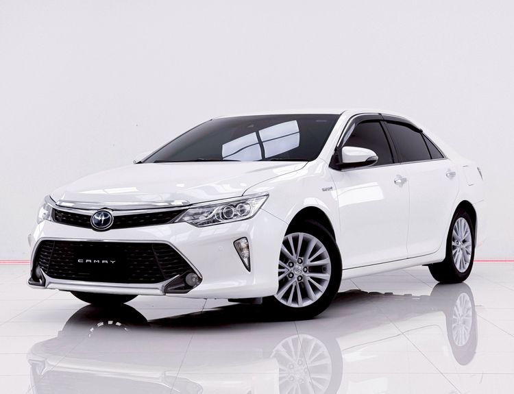 รถ Toyota Camry 2.5 HV Premium สี ขาว