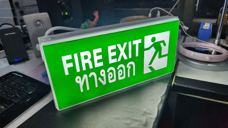 ป้ายไฟ ทางออก b max exb 111 led มี 2 ตัว ตัวละ 900 บาท
