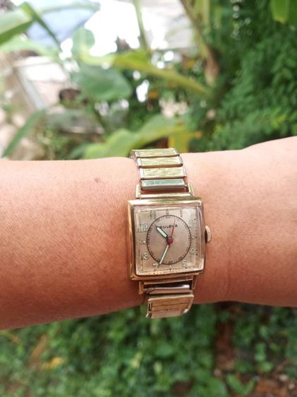Bulova made swiss 1945's ไขลานกะไหล่ทอง เดิมทั้งเรือนและสาย เครื่องเดินปรกติ ลานนุ่ม มีปฐิทินหมุนดูตรงหัวสาย นานนานเจอแบบนี้  รูปที่ 7