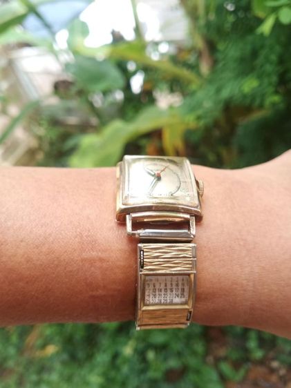 Bulova made swiss 1945's ไขลานกะไหล่ทอง เดิมทั้งเรือนและสาย เครื่องเดินปรกติ ลานนุ่ม มีปฐิทินหมุนดูตรงหัวสาย นานนานเจอแบบนี้  รูปที่ 5