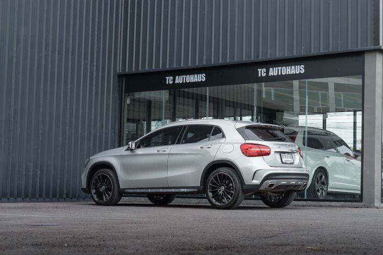 Mercedes-Benz GLA-Class 2017 GLA250 Utility-car เบนซิน ไม่ติดแก๊ส เกียร์อัตโนมัติ บรอนซ์เงิน รูปที่ 4